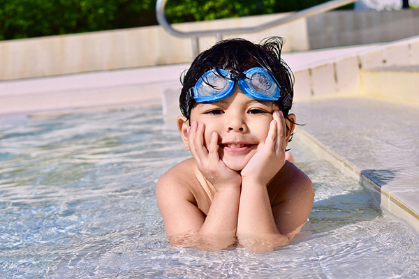 6 consejos para que los niños disfruten de la piscina con seguridad